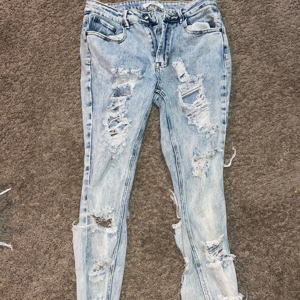 super holy mom jeans! holes in the front and back!